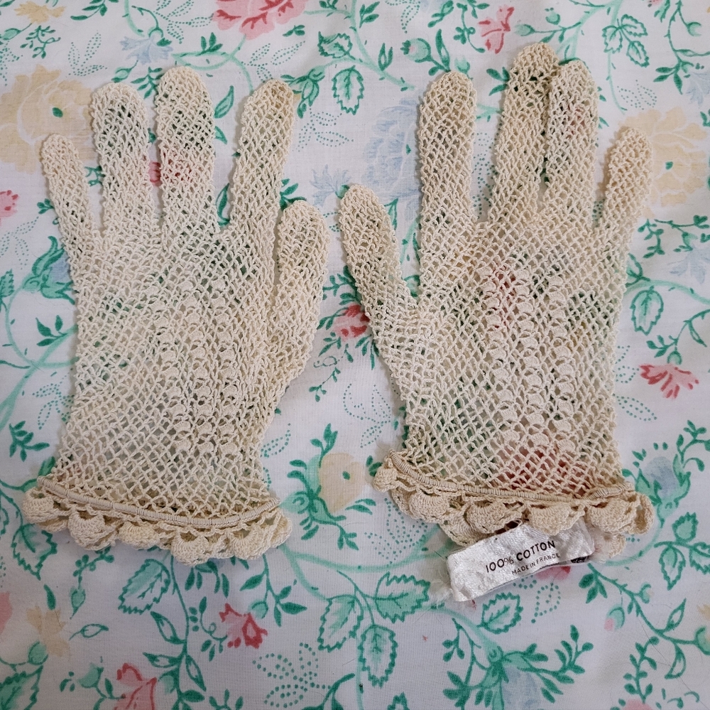 Vintage 1940s Childrens Knitted Gloves, Cotton Bloomindales